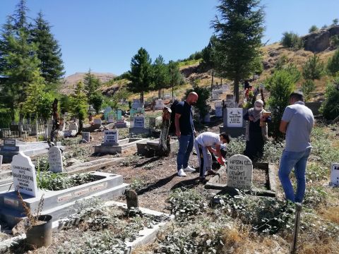 Bayram'da Mezarlıklar Unutulmadı