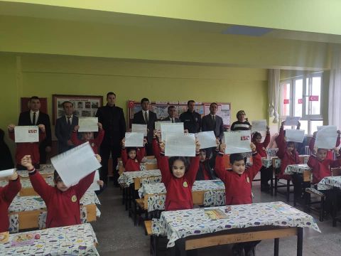 Doğanşehir'de öğrenciler karnelerini aldı