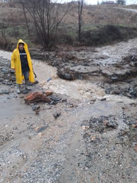 Doğanşehir'de yağmur suları sel getirdi, Belediye ekipleri seferber oldu