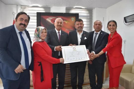Doğanşehir Belediyesi’nde Devir Teslim Töreni: Mehmet Bayram Mazbatasını Aldı