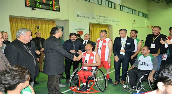 Vali Mustafa Toprak Tekerlekli Sandalye Basketbol maçını izledi.