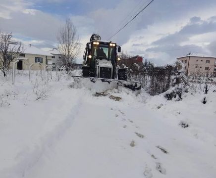 Doğanşehir ilçesinde kar yağışı etkili oldu.