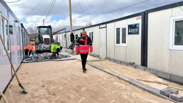 Doğanşehir, konteyner kentte kilit taşı çalışmaları sürüyor 