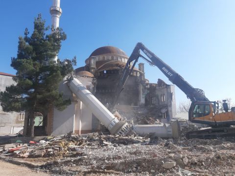 Depremde Hasar Alan Camii Yıkıldı 