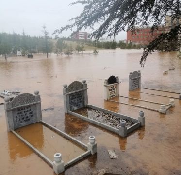 Doğanşehir'deki sağanak yağış mezarlığı su içerisinde bıraktı